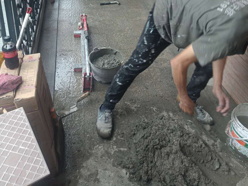 入戶門地磚鋪貼：要在地面刷一遍水泥和水比例為0.4—0.5的素水泥水。然后鋪上1：3的砂漿，砂漿要干濕適度，標(biāo)準(zhǔn)是“手握成團(tuán)，落地開花”，砂漿攤開鋪平把地磚鋪在砂漿上，用橡皮錘敲打結(jié)實(shí)和第一塊基準(zhǔn)磚平齊。敲打結(jié)實(shí)后，拿起瓷磚，看砂漿是否有欠漿或不平整的地方，撒上砂漿補(bǔ)充填實(shí)。第二次把瓷磚鋪上，敲打結(jié)實(shí)至和基準(zhǔn)磚平齊。檢查地面砂漿是否已經(jīng)飽滿，有沒有縫隙，如果已經(jīng)飽滿和平整，在瓷磚上均勻地涂抹一層素水泥漿。用刮刀從磚縫中間劃一道，保證磚與磚之間要有一定的、均勻的縫隙，防止熱脹冷縮對(duì)磚造成損壞，用刮刀在兩塊磚上縱向來回劃拉，檢查兩塊磚是否平齊。