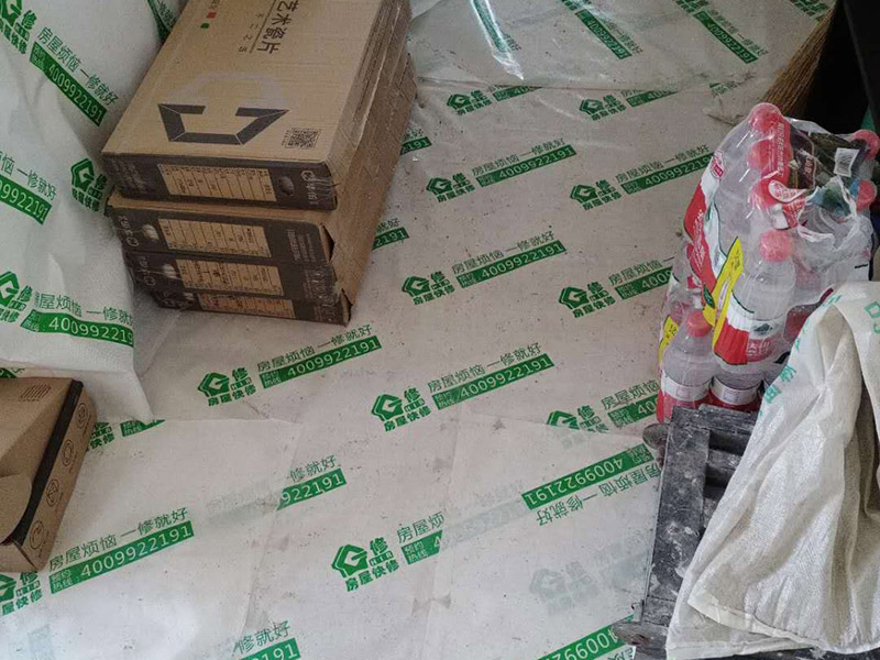 衛(wèi)生間翻新裝修：1、墻面墻面一般脫落比較的嚴(yán)重，在改造的時(shí)候要先將舊墻磚拆除，再用水泥砂漿將墻面找平，這樣做是為了便于后期瓷磚的鋪貼。2、水電線長時(shí)間的使用后，衛(wèi)生間的水電會(huì)有老化現(xiàn)象。這個(gè)時(shí)候需要重新排布水管電管線路。水管和電線盡量走墻面和頂面。對(duì)于水管來說這樣的安裝方式可以避免水管破裂。3、防水不管事初次裝修還是改造，防水都是很重要的施工。在做防水的時(shí)候建議用剛性防水，既能起到防水作用，又能避免墻磚空鼓。有一點(diǎn)要注意24小時(shí)防水使用不可省。4、貼磚在上述工程做好以后就是貼磚的施工了。衛(wèi)生間的瓷磚選擇防滑性能好，便于清潔的是上策。還有在鋪設(shè)的時(shí)候地漏處要低于整個(gè)地面。