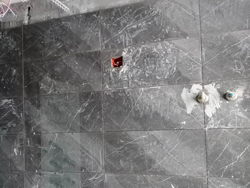 衛(wèi)生間翻新裝修：1、墻面墻面一般脫落比較的嚴(yán)重，在改造的時(shí)候要先將舊墻磚拆除，再用水泥砂漿將墻面找平，這樣做是為了便于后期瓷磚的鋪貼。2、水電線長時(shí)間的使用后，衛(wèi)生間的水電會(huì)有老化現(xiàn)象。這個(gè)時(shí)候需要重新排布水管電管線路。水管和電線盡量走墻面和頂面。對(duì)于水管來說這樣的安裝方式可以避免水管破裂。3、防水不管事初次裝修還是改造，防水都是很重要的施工。在做防水的時(shí)候建議用剛性防水，既能起到防水作用，又能避免墻磚空鼓。有一點(diǎn)要注意24小時(shí)防水使用不可省。4、貼磚在上述工程做好以后就是貼磚的施工了。衛(wèi)生間的瓷磚選擇防滑性能好，便于清潔的是上策。還有在鋪設(shè)的時(shí)候地漏處要低于整個(gè)地面。