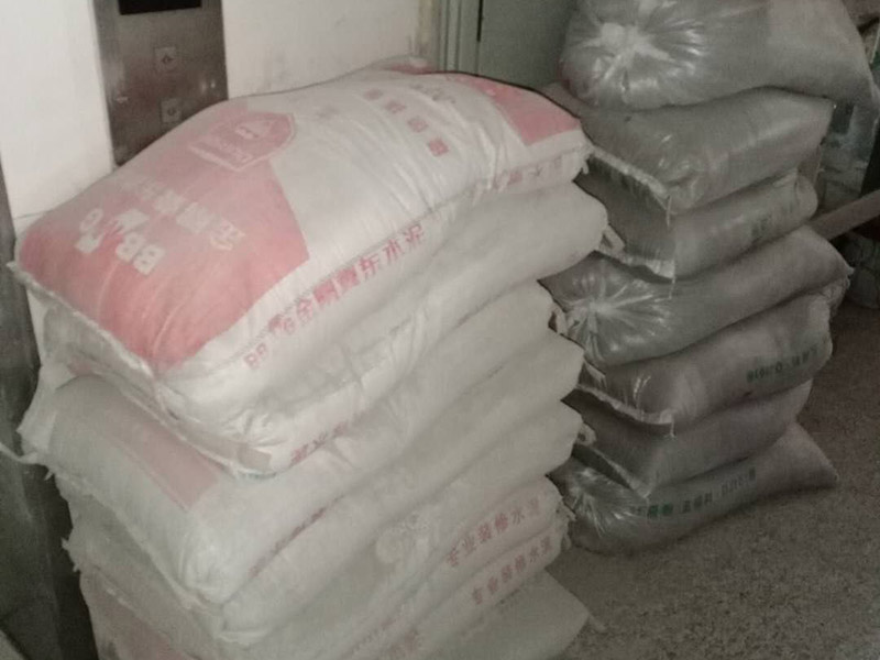 衛(wèi)生間翻新裝修：1、墻面墻面一般脫落比較的嚴(yán)重，在改造的時(shí)候要先將舊墻磚拆除，再用水泥砂漿將墻面找平，這樣做是為了便于后期瓷磚的鋪貼。2、水電線長時(shí)間的使用后，衛(wèi)生間的水電會(huì)有老化現(xiàn)象。這個(gè)時(shí)候需要重新排布水管電管線路。水管和電線盡量走墻面和頂面。對(duì)于水管來說這樣的安裝方式可以避免水管破裂。3、防水不管事初次裝修還是改造，防水都是很重要的施工。在做防水的時(shí)候建議用剛性防水，既能起到防水作用，又能避免墻磚空鼓。有一點(diǎn)要注意24小時(shí)防水使用不可省。4、貼磚在上述工程做好以后就是貼磚的施工了。衛(wèi)生間的瓷磚選擇防滑性能好，便于清潔的是上策。還有在鋪設(shè)的時(shí)候地漏處要低于整個(gè)地面。