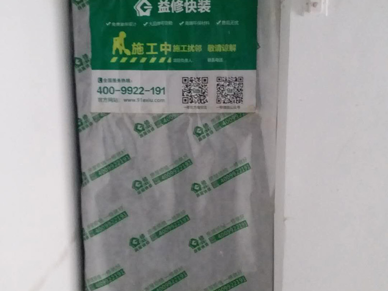 衛(wèi)生間貼瓷磚：首先進(jìn)行地面清掃，不打掃干凈會(huì)翹邊、空鼓的du;放水平線然后分塊;地面要濕潤(rùn)進(jìn)行dao灑水;采用兩種砂漿，打砂漿的基層，一般要進(jìn)行干鋪;地磚是不是出現(xiàn)了空鼓是很重要的;還要在磚底涂抹上漿;鋪貼的時(shí)候要用橡皮錘敲擊，做拉縫、表面清理，對(duì)瓷磚進(jìn)行勾縫處理即可。最重要的是保護(hù)好成品，以防造成污染和損傷。