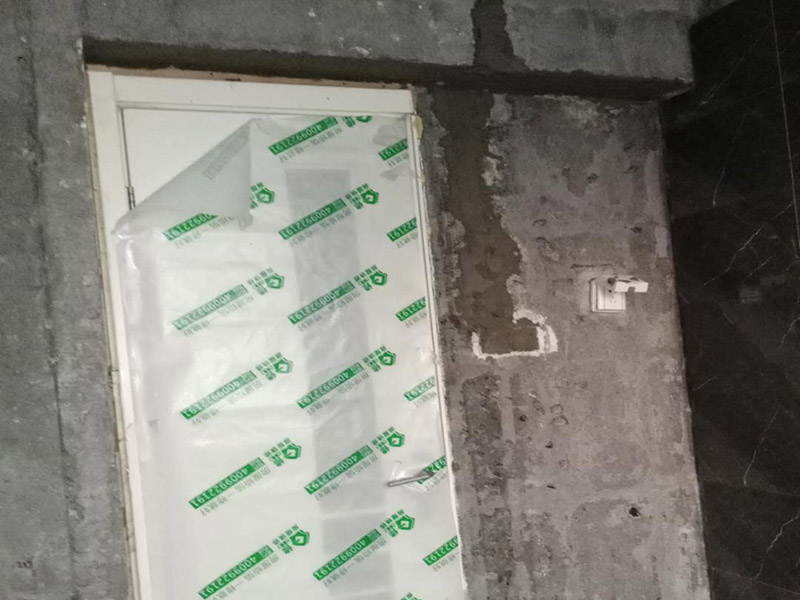 衛(wèi)生間貼瓷磚：首先進(jìn)行地面清掃，不打掃干凈會(huì)翹邊、空鼓的du;放水平線然后分塊;地面要濕潤(rùn)進(jìn)行dao灑水;采用兩種砂漿，打砂漿的基層，一般要進(jìn)行干鋪;地磚是不是出現(xiàn)了空鼓是很重要的;還要在磚底涂抹上漿;鋪貼的時(shí)候要用橡皮錘敲擊，做拉縫、表面清理，對(duì)瓷磚進(jìn)行勾縫處理即可。最重要的是保護(hù)好成品，以防造成污染和損傷。