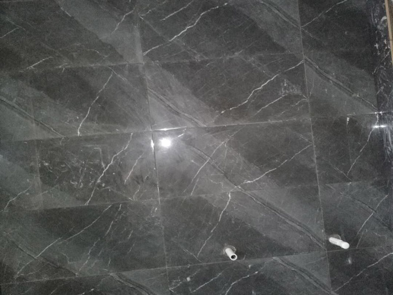 衛(wèi)生間貼瓷磚：首先進(jìn)行地面清掃，不打掃干凈會(huì)翹邊、空鼓的du;放水平線然后分塊;地面要濕潤(rùn)進(jìn)行dao灑水;采用兩種砂漿，打砂漿的基層，一般要進(jìn)行干鋪;地磚是不是出現(xiàn)了空鼓是很重要的;還要在磚底涂抹上漿;鋪貼的時(shí)候要用橡皮錘敲擊，做拉縫、表面清理，對(duì)瓷磚進(jìn)行勾縫處理即可。最重要的是保護(hù)好成品，以防造成污染和損傷。