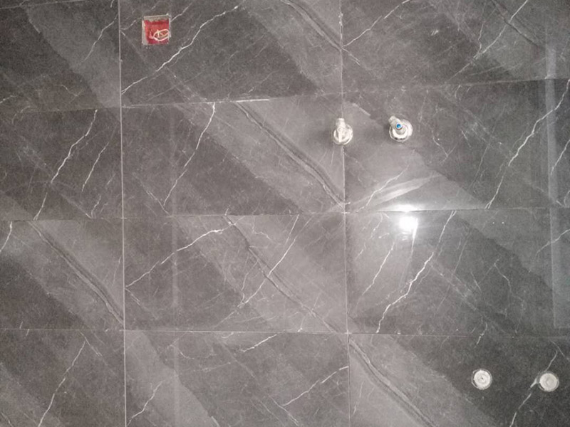 衛(wèi)生間貼瓷磚：首先進(jìn)行地面清掃，不打掃干凈會(huì)翹邊、空鼓的du;放水平線然后分塊;地面要濕潤(rùn)進(jìn)行dao灑水;采用兩種砂漿，打砂漿的基層，一般要進(jìn)行干鋪;地磚是不是出現(xiàn)了空鼓是很重要的;還要在磚底涂抹上漿;鋪貼的時(shí)候要用橡皮錘敲擊，做拉縫、表面清理，對(duì)瓷磚進(jìn)行勾縫處理即可。最重要的是保護(hù)好成品，以防造成污染和損傷。