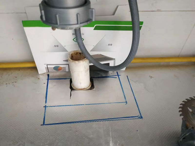 下水管漏水維修：發現衛生間漏水后，馬上禁用衛生間所有水龍頭，設置單獨水閥的，把它關掉最好。在維修好之前，不要再增加新的漏水。如果有明顯的縫隙，從縫隙中漏水。可以買填縫膏，將縫隙補上。補縫后，最好再噴一些防水劑在漏水區域。等膏體干透后，放水檢驗效果。如果衛生間出現大面積的漏水積水，說明情況比較嚴重，自己無法處理的。最好找專業的師父來，將地板撬開，重新做整個洗手間的防水層了。