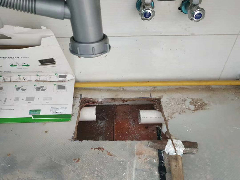 下水管漏水維修：發現衛生間漏水后，馬上禁用衛生間所有水龍頭，設置單獨水閥的，把它關掉最好。在維修好之前，不要再增加新的漏水。如果有明顯的縫隙，從縫隙中漏水。可以買填縫膏，將縫隙補上。補縫后，最好再噴一些防水劑在漏水區域。等膏體干透后，放水檢驗效果。如果衛生間出現大面積的漏水積水，說明情況比較嚴重，自己無法處理的。最好找專業的師父來，將地板撬開，重新做整個洗手間的防水層了。