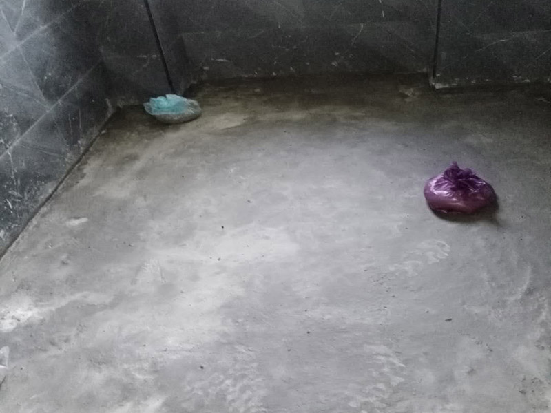 衛生間防水測試：1.利用水泥砂漿水泥砂漿或豆石混凝土鋪平坡度。訣竅是：地漏附近坡度大，門口附近坡度小。 2.利用管根密封膏封嚴管線，管線要穿透樓板根部。刷防水涂料時可以貼1-2層玻璃絲布加強防水性。 3.墻壁表面打磨成干凈平光沒有顆粒灰塵，墻壁與地面的交接區域注意原角和坡角的設置。 .聚氨酯防水涂膜由管根和墻角處開始進行涂抹，在常溫下經過4小時放干后，再大面積涂抹和刮刷。注意涂料總厚度大于1. 5毫米，不能有漏刮和鼓泡的不良現象。24小時后立面涂刷下一層，之后再以垂直的方向進行二次涂刷。最后涂膜半固化，拋甩粗砂粒方便與水泥砂漿融合。 5.防水層的設置與具體區域有關。防水地面的防水層應高出地面200寬，地面防水層應超出衛生間門口以外300寬。而又淋浴的衛生間墻面防水層則應設置為高出地面1800寬。 6.展開閉水實驗的時候，先完成防水工作再利用包立管方法。之后再局部進行防水。閉水試驗也可為了避免破壞地面防水層而免做。