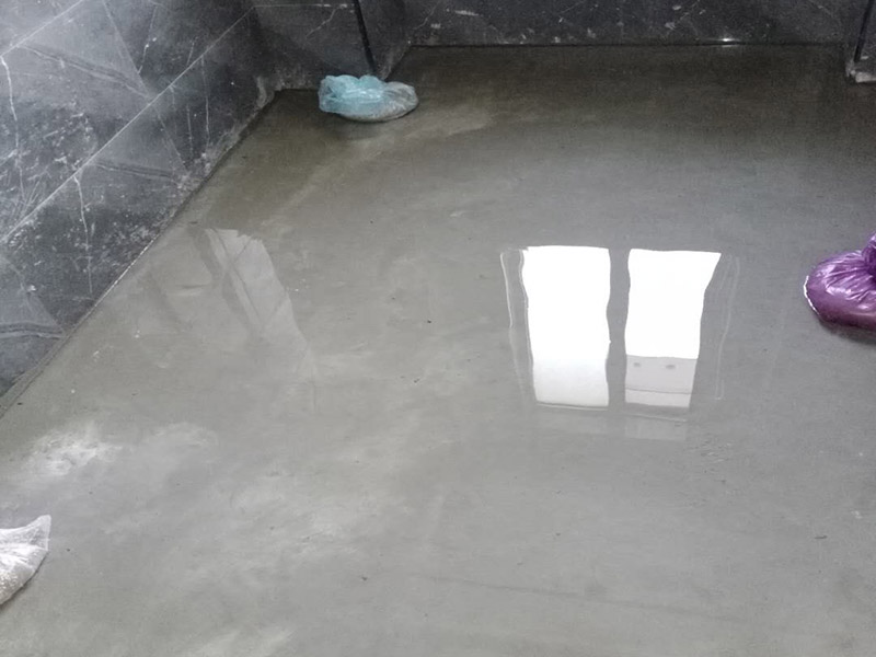 衛生間防水測試：1.利用水泥砂漿水泥砂漿或豆石混凝土鋪平坡度。訣竅是：地漏附近坡度大，門口附近坡度小。 2.利用管根密封膏封嚴管線，管線要穿透樓板根部。刷防水涂料時可以貼1-2層玻璃絲布加強防水性。 3.墻壁表面打磨成干凈平光沒有顆粒灰塵，墻壁與地面的交接區域注意原角和坡角的設置。 .聚氨酯防水涂膜由管根和墻角處開始進行涂抹，在常溫下經過4小時放干后，再大面積涂抹和刮刷。注意涂料總厚度大于1. 5毫米，不能有漏刮和鼓泡的不良現象。24小時后立面涂刷下一層，之后再以垂直的方向進行二次涂刷。最后涂膜半固化，拋甩粗砂粒方便與水泥砂漿融合。 5.防水層的設置與具體區域有關。防水地面的防水層應高出地面200寬，地面防水層應超出衛生間門口以外300寬。而又淋浴的衛生間墻面防水層則應設置為高出地面1800寬。 6.展開閉水實驗的時候，先完成防水工作再利用包立管方法。之后再局部進行防水。閉水試驗也可為了避免破壞地面防水層而免做。