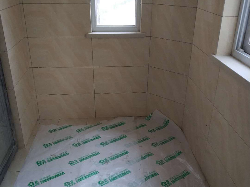 陽臺改造裝修：首先在裝修的時(shí)候，自己所需要知道的技巧，要保護(hù)好整體的結(jié)構(gòu)化。所以在房子的梁柱結(jié)構(gòu)是不能去進(jìn)行改造的。第一種的技巧就是去將陽臺直接的重新的粉刷，那么就是使得這樣的老舊的痕跡消除，或者是直接的拆掉，重新安裝別的。裝修陽臺還可以將地面的瓷磚或者地板重新的拆開再去安裝，這樣的做法是能起到一個(gè)很好的效果的。