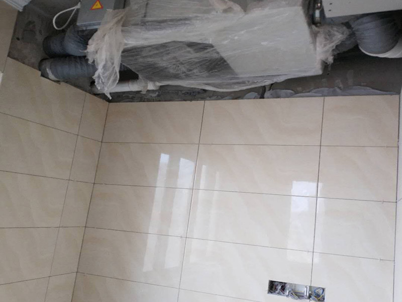 陽臺改造裝修：首先在裝修的時(shí)候，自己所需要知道的技巧，要保護(hù)好整體的結(jié)構(gòu)化。所以在房子的梁柱結(jié)構(gòu)是不能去進(jìn)行改造的。第一種的技巧就是去將陽臺直接的重新的粉刷，那么就是使得這樣的老舊的痕跡消除，或者是直接的拆掉，重新安裝別的。裝修陽臺還可以將地面的瓷磚或者地板重新的拆開再去安裝，這樣的做法是能起到一個(gè)很好的效果的。