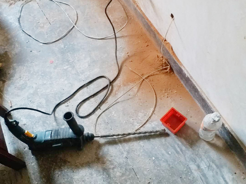 墻面電路開槽：進(jìn)行各種線路移位改造時(shí)，應(yīng)首先確定線路終端插座的位置，并在墻面標(biāo)畫出準(zhǔn)確的位置和尺寸，然后向就近的同類插座引線，引線的方法是:如果插座在墻的上部，在墻面垂直向上開槽，至墻的頂部安裝裝飾角線的安裝線內(nèi)；如果是在墻的下部，垂直向下開槽，至安裝踢腳板的底部。槽深15毫米左右，將電線導(dǎo)線裝入護(hù)線套管，臥入墻面槽內(nèi)，用水泥砂漿抹平，使之固定在墻內(nèi)。如果原插座保留，則重新安裝在原位置上，如果不保留，則應(yīng)用磚塊填堵后，用水泥砂漿抹平。沿地面的導(dǎo)線，在安裝踢腳板時(shí)，臥于踢腳板的底部內(nèi)側(cè)，沿頂角的導(dǎo)線，在安裝裝飾線時(shí)，隱蔽在裝飾角線的內(nèi)部。