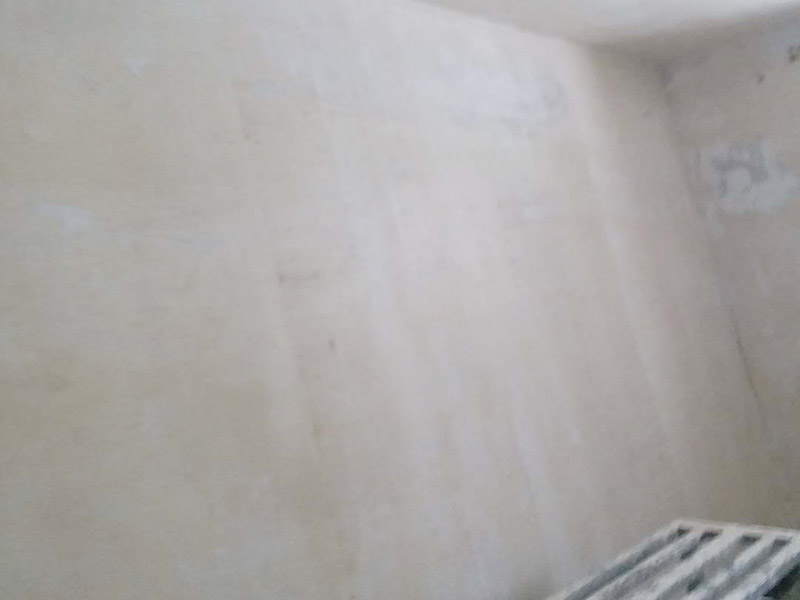 墻面清理翻新：墻面在進行刷漆的時候，把之前粘貼在墻面上的壁紙給拆下，否則壁紙蓋住的地方就會看不到。用批土刀來修整墻體的表面，有的墻面會出現污漬、開裂、起泡等現象，都要及時做處理。底漆一般不用特別來處理的墻面，如果是問題的墻面，那么就要針對相應的墻面問題來選擇專治問題的底漆。墻面涂刷的時候應該先從頂部開始再往下刷，否則會造成油漆滴落弄花已完成的墻面。