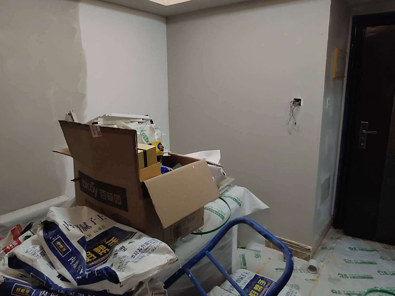 墻面清理翻新：墻面在進行刷漆的時候，把之前粘貼在墻面上的壁紙給拆下，否則壁紙蓋住的地方就會看不到。用批土刀來修整墻體的表面，有的墻面會出現污漬、開裂、起泡等現象，都要及時做處理。底漆一般不用特別來處理的墻面，如果是問題的墻面，那么就要針對相應的墻面問題來選擇專治問題的底漆。墻面涂刷的時候應該先從頂部開始再往下刷，否則會造成油漆滴落弄花已完成的墻面。
