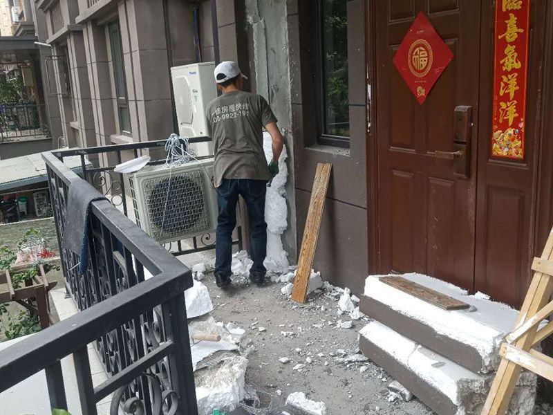 入戶門基層拆除清理：舊墻面基層處理相對新墻面來說較復雜。先將舊墻上的裝飾物拆除，然后將舊墻上的粉塵、油污等洗刷干凈。對于舊墻面上開裂脫落的部位，可用水泥砂漿將其進行修補，在進行墻體表面的拉毛壓平處理。 若墻體的表面有空鼓、裂縫等缺陷，則要將墻體表面的空鼓鏟除掉，并用膩子或水泥砂漿將墻體表面的裂縫、不平整之處修補平整則可用鏟刀或刮刀將其表面的浮砂或灰砂鏟掉，也可以用鋼絲刷或硬毛竹掃帚將其表面上的浮砂及灰砂清理干凈。