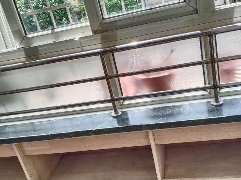 飄窗臺柜體翻新：大家都喜歡購買那種帶有飄窗的臥室裝修，主要是因為可以把飄窗設(shè)計改裝自己理想的圣地。如果我們把飄窗設(shè)計成溫馨的休息室。中午沒事的時候，可以躺到這里的小床上休息片刻。 飄窗柜尺寸就要盡可能的小一點。因為飄窗柜就用來放一些小東西用的，所以說尺寸小的話，不會影響到陽光的射入。當(dāng)休息完以后，在飄窗柜里面拿上自己的工作用品，也就可以出發(fā)去工作了。 飄窗不像普通的窗戶一樣，它一般是矩形或者是向外突的。飄窗的三面都是由玻璃組成的，這樣就給房子帶來了充足的陽光的沐浴，采光比較好，也可以開擴人們的視野，讓人們的生活更加的豐富多彩。