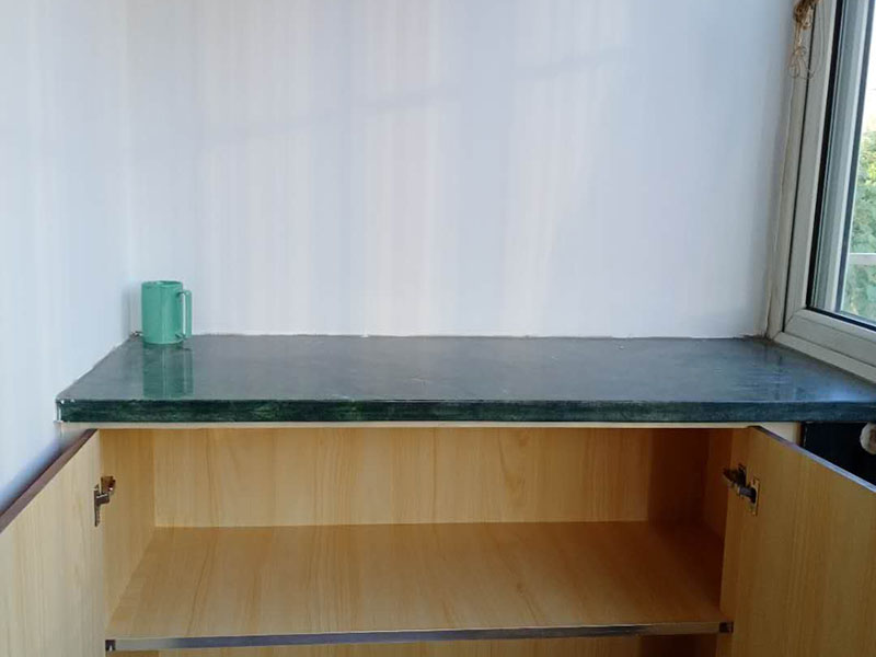 飄窗臺柜體翻新：大家都喜歡購買那種帶有飄窗的臥室裝修，主要是因為可以把飄窗設(shè)計改裝自己理想的圣地。如果我們把飄窗設(shè)計成溫馨的休息室。中午沒事的時候，可以躺到這里的小床上休息片刻。 飄窗柜尺寸就要盡可能的小一點。因為飄窗柜就用來放一些小東西用的，所以說尺寸小的話，不會影響到陽光的射入。當(dāng)休息完以后，在飄窗柜里面拿上自己的工作用品，也就可以出發(fā)去工作了。 飄窗不像普通的窗戶一樣，它一般是矩形或者是向外突的。飄窗的三面都是由玻璃組成的，這樣就給房子帶來了充足的陽光的沐浴，采光比較好，也可以開擴人們的視野，讓人們的生活更加的豐富多彩。