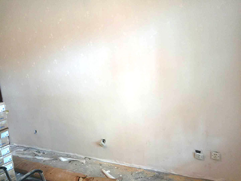 墻紙墻布鋪貼：首先，要將其表皮給鏟除干凈平整，這樣做的目的是為了接下來更好的進(jìn)行墻紙的鋪貼;其次，還需要對墻面進(jìn)行一次基層的處理，一般都會在墻面涂刷一層膜或者是清漆，這樣可以更好的將墻紙與墻面分開，并有效的保護(hù)墻面;再者，就是要對墻面進(jìn)行兩次刮膩?zhàn)拥呐e措，等膩?zhàn)訒窀闪酥螅蒙凹埓蚰γ妫瑢⒉畈积R的顆粒給抹掉，使它變得足夠的光滑、平整;最后，就是封面油了，只要用清油將墻面均勻的涂抹干凈，但切忌不能涂得太厚，這樣會比較不好放置墻紙。 緊接著，將墻紙按照流水號給擺放好，并測量一下墻面的高度。然后，依據(jù)墻體的高度上下留大概五公分的位置進(jìn)行裁剪，需要特別注意的是裁剪時(shí)一定不要過于著急，一次剪裁一卷墻紙即可，以防出現(xiàn)質(zhì)量問題或者其他情況時(shí)不好更換。 如果是采用無紡布墻紙加水應(yīng)該均勻的在墻面上涂刷，厚度大概在2厘米左右，不可以將膠水直接刷在無紡布的背面，更不能使用水將他浸泡，無紡布與一般的墻紙不同，它要使用的膠水濃度應(yīng)該更濃、更厚。