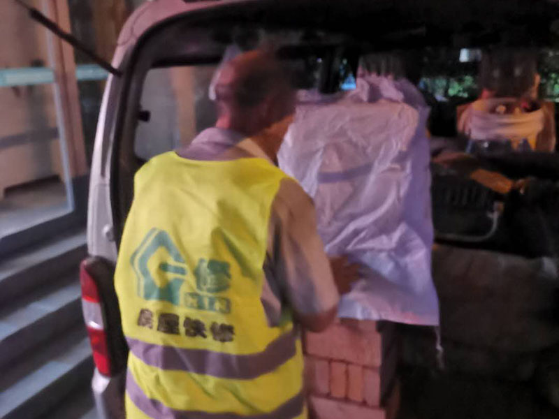 砌磚封門洞:首先準備好材料，門洞一定要做頂梁，所以鋼筋不能少。沙子要中沙、河沙。水泥注意保質(zhì)期。磚最好用輕質(zhì)磚。一般門洞留90公分，如果門是定制的或特殊門，根據(jù)門的尺寸來定門洞寬度。攪拌好水泥沙后，開始砌墻。要先訂好門洞兩邊的磚的位置，先砌好他們，再在此基礎上砌就很快了。砌到2米的高度（特殊門根據(jù)尺寸特定），門洞要收口，需要做門洞梁。用水泥澆灌梁，中間鋼筋做骨。做好門洞梁后，繼續(xù)上面砌磚，做好整面墻。