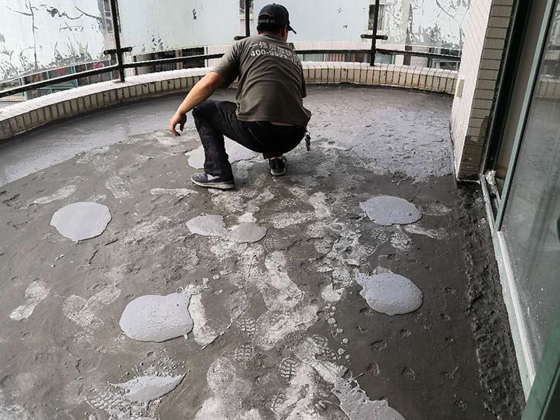 陽臺瓷磚拆除重鋪：準備粘結劑前，瓷磚不應浸水，但要用鋼絲刷除去磚背面的松散物質，并用濕布抹去磚背的浮塵。然后按照生產商建議的比例將水或乳液放到攪拌桶中攪拌直至粘結劑均勻無結塊。 在鋪壓瓷磚前，在瓷磚背面也批一薄層粘結劑。這種雙批法雖然用的材料和工時比較多，但卻能夠保證粘貼的質量和耐久性。 在粘結劑量置晾時間內，將準備好的瓷磚鋪壓到位，垂直于梳理方向輕微搓動以排出磚下的空氣。鋪貼到位后用橡皮錘輕擊，用尺寸合適的十字定位架來調整表面平整度及接縫的平直。 鋪設好的磚面應該及時清理干凈，特別是去除殘留其上的粘結劑。合格的粘結劑干硬后即使在陶瓷磚面上也不易被清除掉。清理好的瓷磚面應該立即擺放標識進行隔離，避免污染或擾動，直到下一個填縫工序。