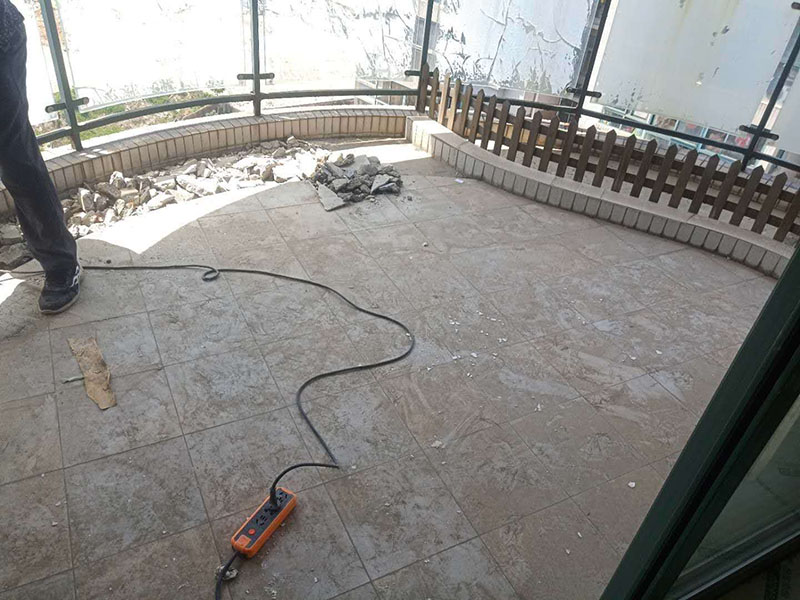 陽臺瓷磚拆除重鋪：準備粘結劑前，瓷磚不應浸水，但要用鋼絲刷除去磚背面的松散物質，并用濕布抹去磚背的浮塵。然后按照生產商建議的比例將水或乳液放到攪拌桶中攪拌直至粘結劑均勻無結塊。 在鋪壓瓷磚前，在瓷磚背面也批一薄層粘結劑。這種雙批法雖然用的材料和工時比較多，但卻能夠保證粘貼的質量和耐久性。 在粘結劑量置晾時間內，將準備好的瓷磚鋪壓到位，垂直于梳理方向輕微搓動以排出磚下的空氣。鋪貼到位后用橡皮錘輕擊，用尺寸合適的十字定位架來調整表面平整度及接縫的平直。 鋪設好的磚面應該及時清理干凈，特別是去除殘留其上的粘結劑。合格的粘結劑干硬后即使在陶瓷磚面上也不易被清除掉。清理好的瓷磚面應該立即擺放標識進行隔離，避免污染或擾動，直到下一個填縫工序。