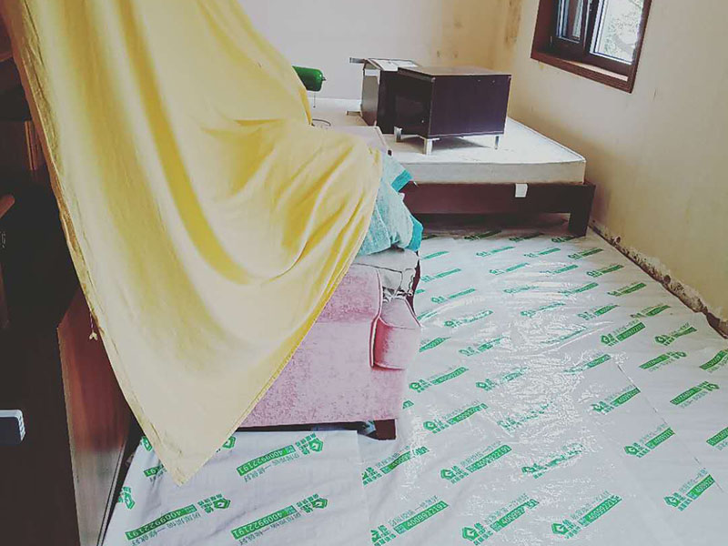 地面成品保護：滿鋪成品瓦楞紙板，再用干凈彩條布滿鋪在普通石膏板上，在彩條布交接處及轉角處用膠帶固定，也可選用木芯板或三夾板。材料選用視上人、車情況而定。 開關插座面板用美紋紙滿包或采用透明塑料蓋保護。 門套的保護方式用原門框保護膜，或者多層板或密度板，報紙，美紋紙保護