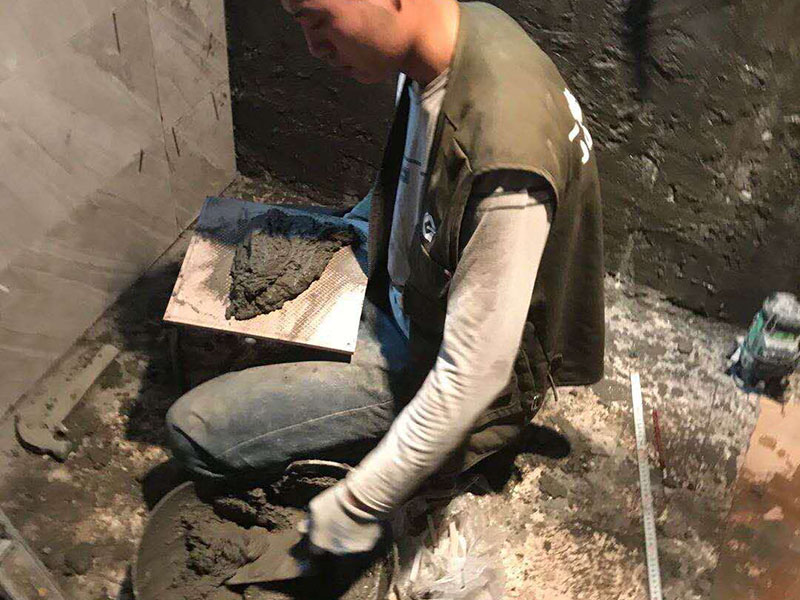 衛(wèi)生間貼磚：測量高度；按照?qǐng)D紙標(biāo)注的開始鋪貼高度，用尺在墻壁上量出這個(gè)高度標(biāo)準(zhǔn)，畫出直線作好記號(hào)。 添抹泥漿；將和好的泥漿抹在瓷磚上，泥漿抹得要厚實(shí)、均勻，這樣瓷磚才不會(huì)空鼓。 做好支架；將做好的支架放在瓷磚下面，支架的作用是支撐起瓷磚，防止瓷磚掉下來。 鋪貼瓷磚；將瓷磚鋪貼在已經(jīng)確定好的位置，動(dòng)作要迅速敏捷，如果動(dòng)作太慢，泥漿會(huì)掉下來。 敲擊密實(shí)；用專用橡皮錘子輕輕敲擊瓷磚，讓瓷磚與墻壁接合緊密，保證瓷磚不會(huì)空鼓。 測量平直；用直尺靠在瓷磚上測量，看是否水平垂直，這個(gè)步驟很重要，如不平直就要返工。 干透嵌縫；等泥漿完全干透后，用三角刮刀將膩?zhàn)犹钸M(jìn)瓷磚縫隙，由于縫隙小嵌縫時(shí)要非常認(rèn)真。 清潔表面；用抹布將瓷磚上的殘余膩?zhàn)硬粮蓛?，抹布最好用濕的，如果膩?zhàn)痈闪艘矘O容易擦掉。