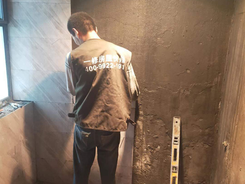 衛(wèi)生間貼磚：測量高度；按照?qǐng)D紙標(biāo)注的開始鋪貼高度，用尺在墻壁上量出這個(gè)高度標(biāo)準(zhǔn)，畫出直線作好記號(hào)。 添抹泥漿；將和好的泥漿抹在瓷磚上，泥漿抹得要厚實(shí)、均勻，這樣瓷磚才不會(huì)空鼓。 做好支架；將做好的支架放在瓷磚下面，支架的作用是支撐起瓷磚，防止瓷磚掉下來。 鋪貼瓷磚；將瓷磚鋪貼在已經(jīng)確定好的位置，動(dòng)作要迅速敏捷，如果動(dòng)作太慢，泥漿會(huì)掉下來。 敲擊密實(shí)；用專用橡皮錘子輕輕敲擊瓷磚，讓瓷磚與墻壁接合緊密，保證瓷磚不會(huì)空鼓。 測量平直；用直尺靠在瓷磚上測量，看是否水平垂直，這個(gè)步驟很重要，如不平直就要返工。 干透嵌縫；等泥漿完全干透后，用三角刮刀將膩?zhàn)犹钸M(jìn)瓷磚縫隙，由于縫隙小嵌縫時(shí)要非常認(rèn)真。 清潔表面；用抹布將瓷磚上的殘余膩?zhàn)硬粮蓛?，抹布最好用濕的，如果膩?zhàn)痈闪艘矘O容易擦掉。