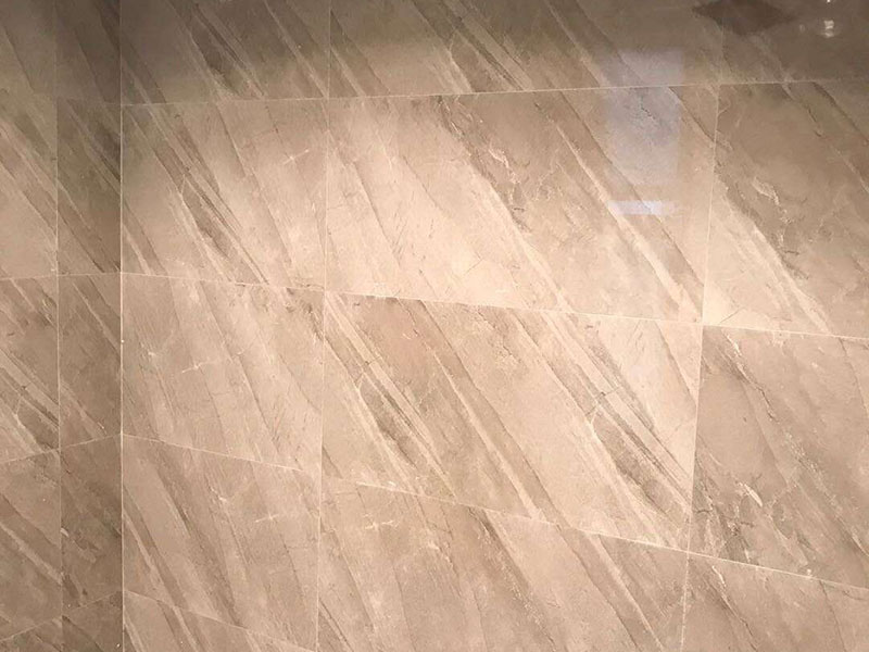 衛(wèi)生間貼磚：測量高度；按照?qǐng)D紙標(biāo)注的開始鋪貼高度，用尺在墻壁上量出這個(gè)高度標(biāo)準(zhǔn)，畫出直線作好記號(hào)。 添抹泥漿；將和好的泥漿抹在瓷磚上，泥漿抹得要厚實(shí)、均勻，這樣瓷磚才不會(huì)空鼓。 做好支架；將做好的支架放在瓷磚下面，支架的作用是支撐起瓷磚，防止瓷磚掉下來。 鋪貼瓷磚；將瓷磚鋪貼在已經(jīng)確定好的位置，動(dòng)作要迅速敏捷，如果動(dòng)作太慢，泥漿會(huì)掉下來。 敲擊密實(shí)；用專用橡皮錘子輕輕敲擊瓷磚，讓瓷磚與墻壁接合緊密，保證瓷磚不會(huì)空鼓。 測量平直；用直尺靠在瓷磚上測量，看是否水平垂直，這個(gè)步驟很重要，如不平直就要返工。 干透嵌縫；等泥漿完全干透后，用三角刮刀將膩?zhàn)犹钸M(jìn)瓷磚縫隙，由于縫隙小嵌縫時(shí)要非常認(rèn)真。 清潔表面；用抹布將瓷磚上的殘余膩?zhàn)硬粮蓛簦ú甲詈糜脻竦?，如果膩?zhàn)痈闪艘矘O容易擦掉。