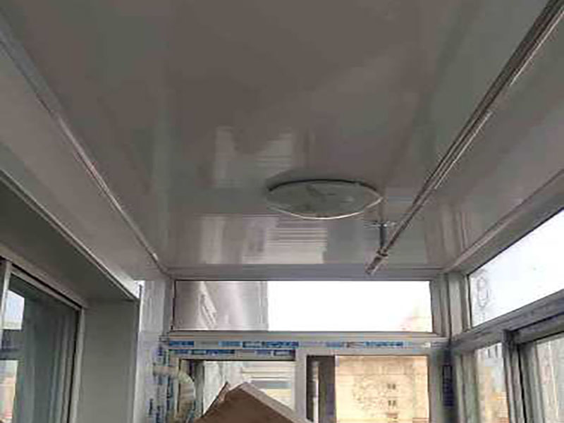 陽臺吊頂安裝:陽臺鋁扣板吊頂，首先要依據樓層標高水平線，然后用尺豎向量至頂棚設計標高，同時在頂板上彈在龍骨位置線，還要將頂棚的標高水平線彈在墻面上。 在可使用木龍骨，也能夠使用輕鋼龍骨的情況下盡可能使用輕鋼龍骨。這是由于木材的漲縮比較大，容易致使結構變形。 設計以及施工中注意伸縮縫。每一道接縫處都應留有伸縮縫，并倒成四五度角，以避免應力積累。 輕鋼龍骨或者木龍骨安裝平整，間距規范。 自攻釘要均勻散布，保證每一顆自攻釘經受的力接近，否則易構成邊鎖反映使結構失去不亂性而發生變形裂痕。