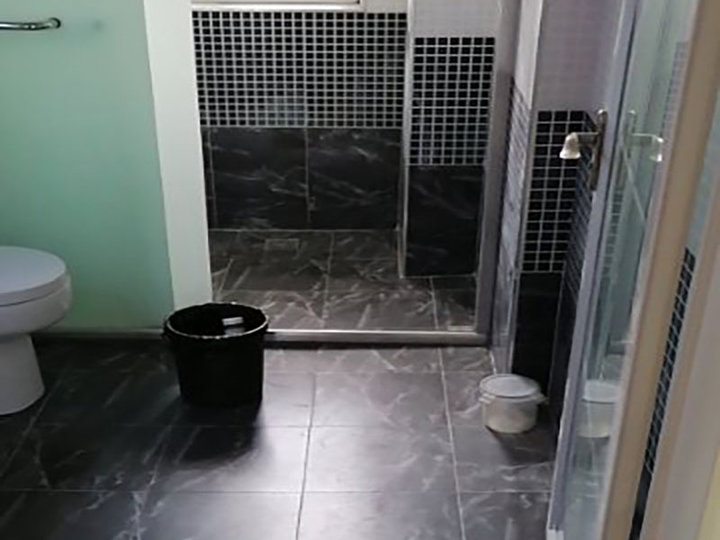 浴室防水貼磚裝修：一是墻磚應從下向上鋪貼,且一面墻不能一次貼到頂,接縫一般為1~3毫米; 二是鋪貼前要先處理墻面的平整,處理裂縫; 三是粘結材料的涂抹要中間稍高于四周,用橡膠錘敲擊表面以固定,這樣一來可以避免空氣積存于粘結層中。同時要進行水平檢測; 四是粘結材料要挑和適當,一般墻面水泥與沙比例為1:4,地面水泥與沙比例為1:32. 地面要打平。有一些土建地面是不平的,遇到這種情況大家應該把不平的地方用水泥沙漿鋪平。鋪設時可以用不同的色彩的瓷磚(較深色的)把周圍框起來,而框內的瓷磚用較淺色的。當然,廚房跟廁所的地面一定要有傾斜度,這樣是為了方便排水