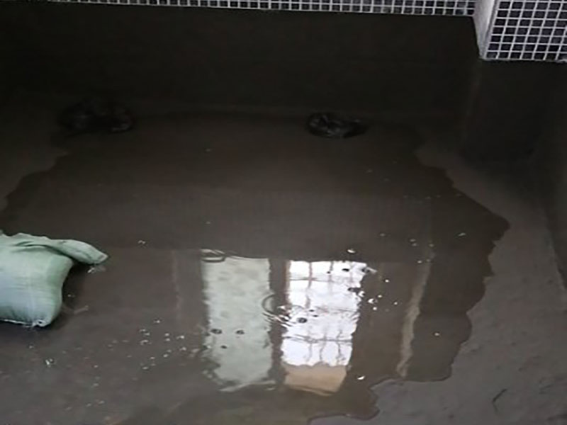 浴室防水貼磚裝修：一是墻磚應從下向上鋪貼,且一面墻不能一次貼到頂,接縫一般為1~3毫米; 二是鋪貼前要先處理墻面的平整,處理裂縫; 三是粘結材料的涂抹要中間稍高于四周,用橡膠錘敲擊表面以固定,這樣一來可以避免空氣積存于粘結層中。同時要進行水平檢測; 四是粘結材料要挑和適當,一般墻面水泥與沙比例為1:4,地面水泥與沙比例為1:32. 地面要打平。有一些土建地面是不平的,遇到這種情況大家應該把不平的地方用水泥沙漿鋪平。鋪設時可以用不同的色彩的瓷磚(較深色的)把周圍框起來,而框內的瓷磚用較淺色的。當然,廚房跟廁所的地面一定要有傾斜度,這樣是為了方便排水