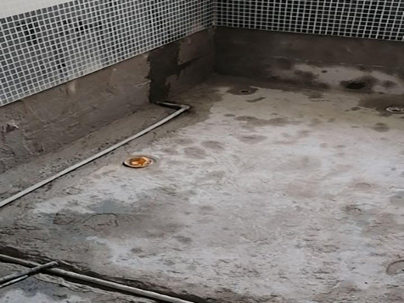 浴室防水貼磚裝修：一是墻磚應從下向上鋪貼,且一面墻不能一次貼到頂,接縫一般為1~3毫米; 二是鋪貼前要先處理墻面的平整,處理裂縫; 三是粘結材料的涂抹要中間稍高于四周,用橡膠錘敲擊表面以固定,這樣一來可以避免空氣積存于粘結層中。同時要進行水平檢測; 四是粘結材料要挑和適當,一般墻面水泥與沙比例為1:4,地面水泥與沙比例為1:32. 地面要打平。有一些土建地面是不平的,遇到這種情況大家應該把不平的地方用水泥沙漿鋪平。鋪設時可以用不同的色彩的瓷磚(較深色的)把周圍框起來,而框內的瓷磚用較淺色的。當然,廚房跟廁所的地面一定要有傾斜度,這樣是為了方便排水