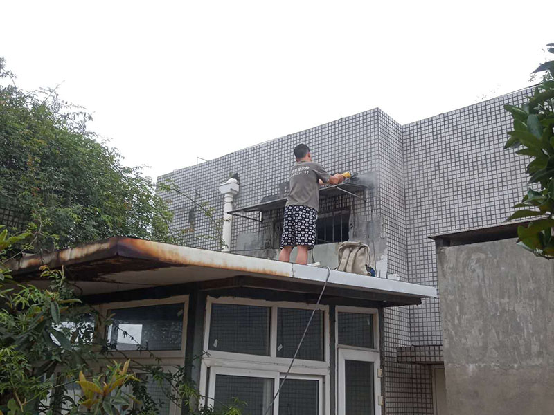 窗戶外墻防水切割：1、外墻防水不建議用防水涂料，防水涂料施工后需要做一層保護層；2、防水需要在水泥基面施工，如果貼了瓷磚，還需要把瓷磚鏟除再施工；3、外墻防水最好使用砂漿防水劑，做好后可以與原有的水泥基面形成一個整體，且不會被雨水中的酸、堿等物質破壞。