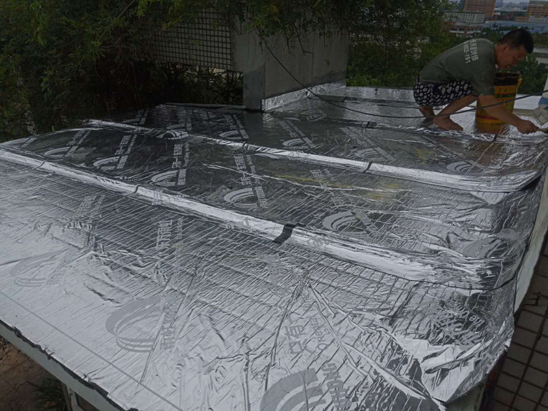 露臺頂面防水:將原防水層鏟除之后，再找平，將原來下部保溫層里存的水進行排干，設一些排氣孔做排氣措施，將保溫層里的水分排干。 把基面處理成堅固、平整、干凈，無灰塵、油膩、蠟等以及其它碎屑物質；基面有孔隙、裂縫、不平等缺陷的，須預先用水泥砂漿修補抹平，確保基面充分濕潤，但無明水，有泛水坡度。 防水材料建議選擇柔嫩型的聚合物水泥基防水涂/漿料，這類產品是水性涂料、無毒無害無污染、和水泥基材粘接緊密、使用壽命長、防水效果強。 做好坡度3°的排水坡；柔韌型的防水涂料前后兩次呈“十”字涂刷兩遍，總厚度不超過2㎜。