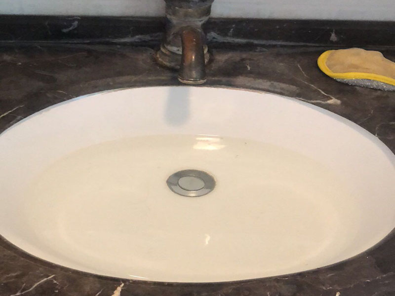 浴室盆安裝維修:1.首先檢查墻體是否實芯,不能裝在空心墻體上,因為空心墻拉力不夠,用不了就會爛掉。 2.按選定的孔位,用沖擊鉆在墻面上打孔,將掛墻配件中的膨脹管裝入孔中,再用自攻螺釘將主柜與... 3.主柜安裝完畢后,再把臺盆放入,調節放平。 4.側柜、置物架安裝方法同主柜。 5.化妝鏡安裝:按化妝鏡背孔安裝規格在墻面打孔,裝入膨脹管,然后把螺釘擰入膨脹管到適合深度,掛上浴鏡。