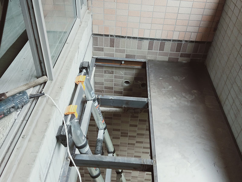 陽臺電焊鋼結構：手工電弧焊的焊接過程是從引弧開始的，引弧方法有擦劃法引弧和直擊法引弧。 1.擦劃法引弧是先將焊條前端對準焊件，然后將手腕扭轉，使焊條在焊件表面輕微劃一 下，焊條提起2-4mm，即在空氣中產生電弧，后將電弧長度保持在焊條直徑允許的范圍。 2.直擊法引弧是將手腕下彎，焊條輕微碰一下焊件。