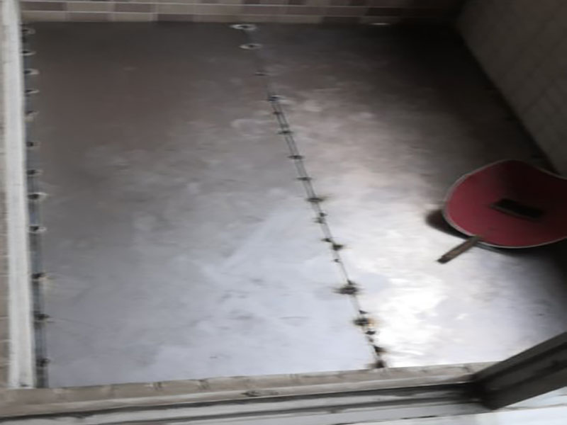 陽臺電焊鋼結構：手工電弧焊的焊接過程是從引弧開始的，引弧方法有擦劃法引弧和直擊法引弧。 1.擦劃法引弧是先將焊條前端對準焊件，然后將手腕扭轉，使焊條在焊件表面輕微劃一 下，焊條提起2-4mm，即在空氣中產生電弧，后將電弧長度保持在焊條直徑允許的范圍。 2.直擊法引弧是將手腕下彎，焊條輕微碰一下焊件。