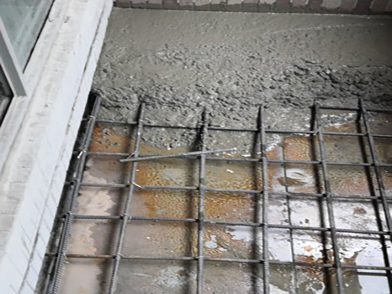 陽臺電焊鋼結構：手工電弧焊的焊接過程是從引弧開始的，引弧方法有擦劃法引弧和直擊法引弧。 1.擦劃法引弧是先將焊條前端對準焊件，然后將手腕扭轉，使焊條在焊件表面輕微劃一 下，焊條提起2-4mm，即在空氣中產生電弧，后將電弧長度保持在焊條直徑允許的范圍。 2.直擊法引弧是將手腕下彎，焊條輕微碰一下焊件。