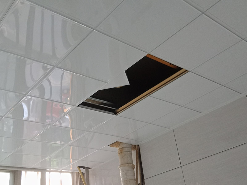 廚房翻新裝修：對于廚房翻新或改造來說，首先要做好的就是廚房的成品保護，成品保護的話不僅能夠保護好原來放置在廚房不能移動的東西外，還要對地面和墻面等各個方面做好保護，放置對做好的東西造成二次污染。 對該進行保護的家具和物品保護之后，就可以開始對廚房中不合理的地方根據(jù)設(shè)計圖和現(xiàn)場的規(guī)劃進行打拆工作了，這里要注意的是一定要根據(jù)事先布局好的圖紙進行施工，要查看好水電圖和現(xiàn)場布局圖，有沉重墻的地方要特別注意。現(xiàn)場打拆完之后就要安排人員把物品進行清理了。