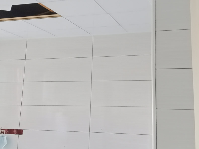 廚房翻新裝修：對于廚房翻新或改造來說，首先要做好的就是廚房的成品保護，成品保護的話不僅能夠保護好原來放置在廚房不能移動的東西外，還要對地面和墻面等各個方面做好保護，放置對做好的東西造成二次污染。 對該進行保護的家具和物品保護之后，就可以開始對廚房中不合理的地方根據(jù)設(shè)計圖和現(xiàn)場的規(guī)劃進行打拆工作了，這里要注意的是一定要根據(jù)事先布局好的圖紙進行施工，要查看好水電圖和現(xiàn)場布局圖，有沉重墻的地方要特別注意。現(xiàn)場打拆完之后就要安排人員把物品進行清理了。