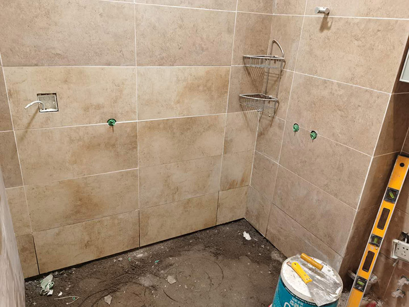 衛(wèi)生間瓷磚鋪貼：基層處理--抹底子灰--彈線排磚--侵磚--鑲貼--擦縫--交工驗收 首先進行地面清掃，不打掃干凈會翹邊、空鼓的;放水平du線然后分塊;地面要濕潤進行灑水;采用兩種砂漿，打砂漿的基層，一般要進行干鋪;地磚是不是出現(xiàn)了空鼓是很重要的;還要在磚底涂抹上漿;鋪貼的時候要用橡皮錘敲擊，做拉縫、表面清理，對瓷磚進行勾縫處理即可。最重要的是保護好成品，以防造成污染和損傷。