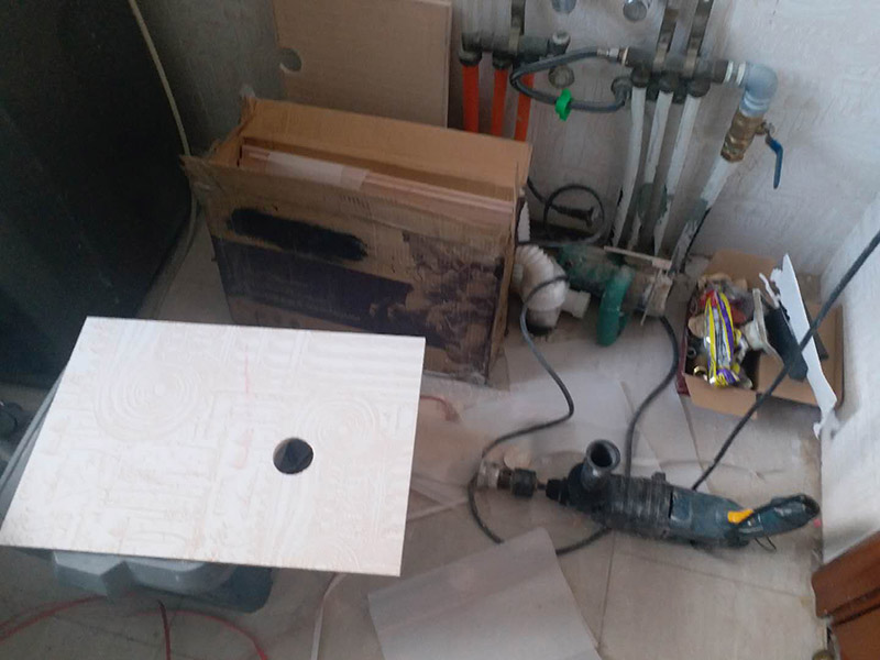 衛(wèi)生間瓷磚鋪貼：基層處理--抹底子灰--彈線排磚--侵磚--鑲貼--擦縫--交工驗收 首先進行地面清掃，不打掃干凈會翹邊、空鼓的;放水平du線然后分塊;地面要濕潤進行灑水;采用兩種砂漿，打砂漿的基層，一般要進行干鋪;地磚是不是出現(xiàn)了空鼓是很重要的;還要在磚底涂抹上漿;鋪貼的時候要用橡皮錘敲擊，做拉縫、表面清理，對瓷磚進行勾縫處理即可。最重要的是保護好成品，以防造成污染和損傷。