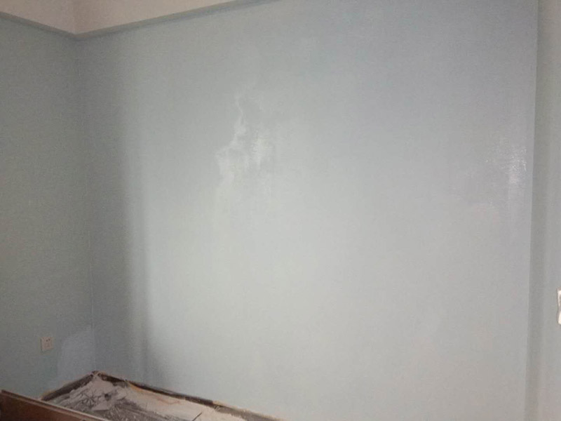 臥室乳膠漆粉刷：1、基層處理。先將裝修表面上的灰塊、浮渣等雜物用開鏟除，如表面有油污，應(yīng)用清洗劑和清水洗凈，干燥后再用棕刷將表面灰塵清掃干凈表面清掃后，用水與界面劑(配合比為10：1)的稀釋液滾刷一邊，再用底層石膏或嵌縫石膏將底層不平處填補(bǔ)好，石膏干透后局部需貼牛皮紙或?qū)Ｓ脡Σ歼M(jìn)行防裂處理，干透后進(jìn)行下一步施工 2、滿刮兩遍膩?zhàn)印Ｒ槐閼?yīng)用膠皮刮板滿刮，要求橫向刮抹平整、均勻、光滑，密實(shí)平整，線角及邊棱整齊為度。 3、底層涂料。施工應(yīng)在干燥、清潔、牢固的層表面上進(jìn)行，噴涂一遍，涂層需均勻，不得漏涂。 4、中層涂料施工。涂刷一遍中層涂料前如發(fā)現(xiàn)有不平整之處，用膩?zhàn)友a(bǔ)平磨光。涂料在使用前應(yīng)用手提電動(dòng)攪拌充分?jǐn)嚢杈鶆颉Ｈ绯矶容^大，可適當(dāng)加清水稀釋，但每次加水量需一致，不得稀稠不一。然后將涂料倒入托盤，用涂料滾