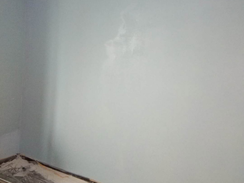 臥室乳膠漆粉刷：1、基層處理。先將裝修表面上的灰塊、浮渣等雜物用開鏟除，如表面有油污，應(yīng)用清洗劑和清水洗凈，干燥后再用棕刷將表面灰塵清掃干凈表面清掃后，用水與界面劑(配合比為10：1)的稀釋液滾刷一邊，再用底層石膏或嵌縫石膏將底層不平處填補(bǔ)好，石膏干透后局部需貼牛皮紙或?qū)Ｓ脡Σ歼M(jìn)行防裂處理，干透后進(jìn)行下一步施工 2、滿刮兩遍膩?zhàn)印Ｒ槐閼?yīng)用膠皮刮板滿刮，要求橫向刮抹平整、均勻、光滑，密實(shí)平整，線角及邊棱整齊為度。 3、底層涂料。施工應(yīng)在干燥、清潔、牢固的層表面上進(jìn)行，噴涂一遍，涂層需均勻，不得漏涂。 4、中層涂料施工。涂刷一遍中層涂料前如發(fā)現(xiàn)有不平整之處，用膩?zhàn)友a(bǔ)平磨光。涂料在使用前應(yīng)用手提電動(dòng)攪拌充分?jǐn)嚢杈鶆颉Ｈ绯矶容^大，可適當(dāng)加清水稀釋，但每次加水量需一致，不得稀稠不一。然后將涂料倒入托盤，用涂料滾