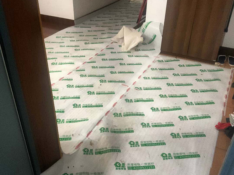 廁所重新裝修：老房衛生間改造水電路改造很重要，會直接影響日后的生活使用，所以在改造過程中需要嚴防死守。避水測試，檢測防水層是否良好。一般衛浴間的防水層為1.8米，其他墻面防水層高度為1米，地面防水返高30厘米。 當然，如果老房衛生間改造時沒有進行水路改造的情況下，也是需要進行檢查防水層是否完好的操作流程。老房衛生間改造中隨意鉆孔開槽都會造成防水層的損壞，因此，老房衛生間改造進行拆除磚墻的裝修流程后，應當重新進行避水試驗，保證原來存有的防水系統不會出現任何問題。