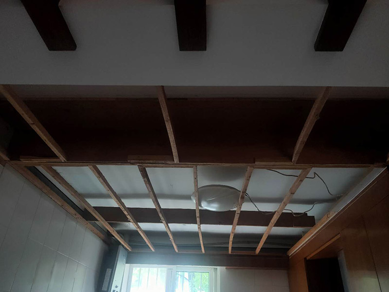 廁所重新裝修：老房衛生間改造水電路改造很重要，會直接影響日后的生活使用，所以在改造過程中需要嚴防死守。避水測試，檢測防水層是否良好。一般衛浴間的防水層為1.8米，其他墻面防水層高度為1米，地面防水返高30厘米。 當然，如果老房衛生間改造時沒有進行水路改造的情況下，也是需要進行檢查防水層是否完好的操作流程。老房衛生間改造中隨意鉆孔開槽都會造成防水層的損壞，因此，老房衛生間改造進行拆除磚墻的裝修流程后，應當重新進行避水試驗，保證原來存有的防水系統不會出現任何問題。