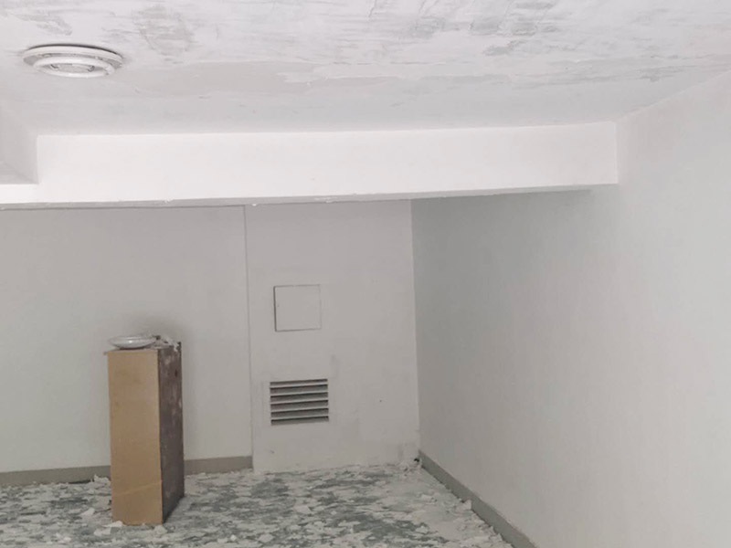 墻面基層清理：舊墻面基層處理相對新墻面較為復雜。現在將舊墻上的裝飾物去掉，然后將舊墻上的灰塵、油污等清理干凈。對于舊墻面上裂紋脫落的地方，可以用水泥砂漿進行其修復，進行墻面的拉毛壓扁處理。 若老墻有霉變，說明墻的初期防水工程做得不好。墻體翻新時，應先進行墻體的防水施工。用鋼絲刷或鐵鍬將舊墻面的變色退色粉漆清洗干凈，并用清水沖洗干凈。烘干后，對墻面進行修補和拋光。為了保證墻面的平整度，不影響墻面的二次施工。 如果舊的墻面漆膜在涂裝后保存完好，那么用清水將墻面上的污漬清洗干凈，直接進行墻面裝飾施工。