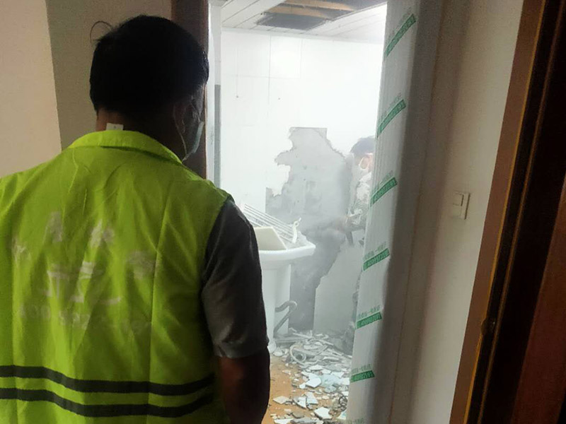 衛(wèi)生間拆除裝修:首先，拆除瓷磚時(shí)要用電，而電是從客廳臨時(shí)拉的，為了避免在施工過(guò)程中發(fā)生觸電的現(xiàn)象，最好將電拉進(jìn)衛(wèi)生間內(nèi)。其次，舊房改造拆除瓷磚時(shí)可以用沖擊電鉆，這種工具方便快捷，可自由更換。但在使用前應(yīng)檢查其是否靈活，可以通過(guò)空轉(zhuǎn)一分鐘的方法進(jìn)行檢驗(yàn)。用完之后及時(shí)進(jìn)行清理。最后，梯子也是必不可少的工具之一，它可以幫助工人拆掉處于高處的瓷磚，還可以架起臨時(shí)插座。 用具的拆除，這一工程根據(jù)施工工人工作的習(xí)慣，有兩種拆除方式，可以提前將其拆除，也可以在拆磚的過(guò)程中同時(shí)進(jìn)行。但并不是所有的用具都可以提前拆除，馬桶必須在瓷磚拆除之后才可以拆掉，要不然掉落的瓷磚會(huì)砸壞馬桶。用具拆除后，應(yīng)將露出的電線接口用絕緣的東西綁住。