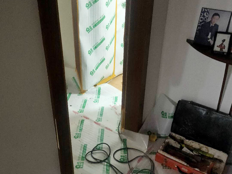 衛(wèi)生間拆除裝修:首先，拆除瓷磚時(shí)要用電，而電是從客廳臨時(shí)拉的，為了避免在施工過(guò)程中發(fā)生觸電的現(xiàn)象，最好將電拉進(jìn)衛(wèi)生間內(nèi)。其次，舊房改造拆除瓷磚時(shí)可以用沖擊電鉆，這種工具方便快捷，可自由更換。但在使用前應(yīng)檢查其是否靈活，可以通過(guò)空轉(zhuǎn)一分鐘的方法進(jìn)行檢驗(yàn)。用完之后及時(shí)進(jìn)行清理。最后，梯子也是必不可少的工具之一，它可以幫助工人拆掉處于高處的瓷磚，還可以架起臨時(shí)插座。 用具的拆除，這一工程根據(jù)施工工人工作的習(xí)慣，有兩種拆除方式，可以提前將其拆除，也可以在拆磚的過(guò)程中同時(shí)進(jìn)行。但并不是所有的用具都可以提前拆除，馬桶必須在瓷磚拆除之后才可以拆掉，要不然掉落的瓷磚會(huì)砸壞馬桶。用具拆除后，應(yīng)將露出的電線接口用絕緣的東西綁住。