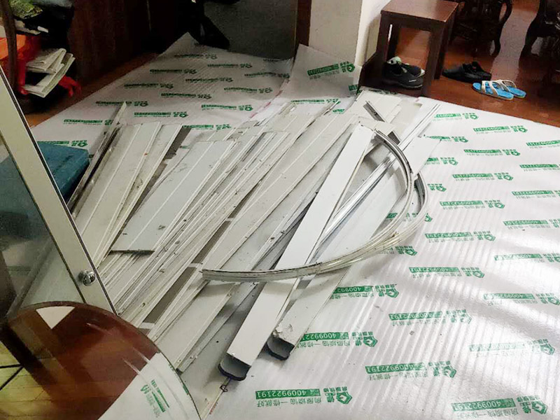 衛(wèi)生間拆除裝修:首先，拆除瓷磚時(shí)要用電，而電是從客廳臨時(shí)拉的，為了避免在施工過(guò)程中發(fā)生觸電的現(xiàn)象，最好將電拉進(jìn)衛(wèi)生間內(nèi)。其次，舊房改造拆除瓷磚時(shí)可以用沖擊電鉆，這種工具方便快捷，可自由更換。但在使用前應(yīng)檢查其是否靈活，可以通過(guò)空轉(zhuǎn)一分鐘的方法進(jìn)行檢驗(yàn)。用完之后及時(shí)進(jìn)行清理。最后，梯子也是必不可少的工具之一，它可以幫助工人拆掉處于高處的瓷磚，還可以架起臨時(shí)插座。 用具的拆除，這一工程根據(jù)施工工人工作的習(xí)慣，有兩種拆除方式，可以提前將其拆除，也可以在拆磚的過(guò)程中同時(shí)進(jìn)行。但并不是所有的用具都可以提前拆除，馬桶必須在瓷磚拆除之后才可以拆掉，要不然掉落的瓷磚會(huì)砸壞馬桶。用具拆除后，應(yīng)將露出的電線接口用絕緣的東西綁住。